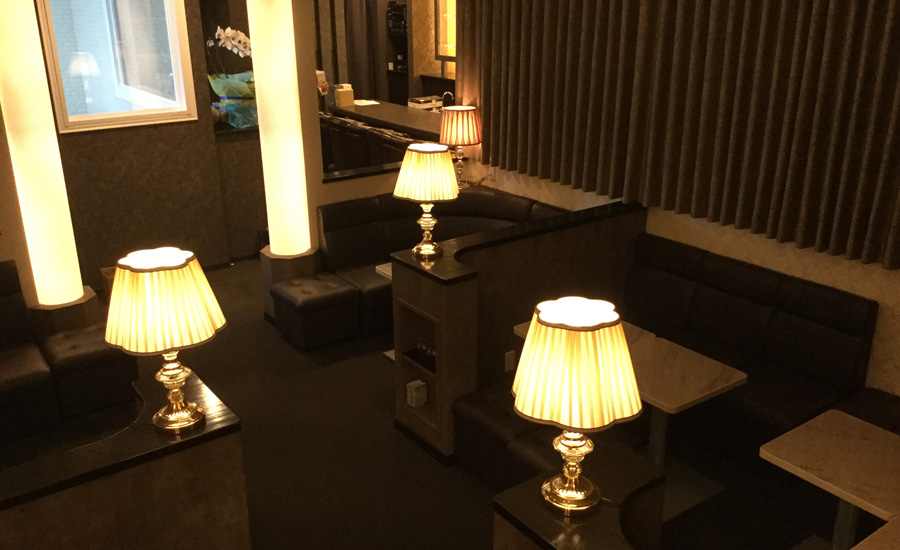 席とレトロなランプ