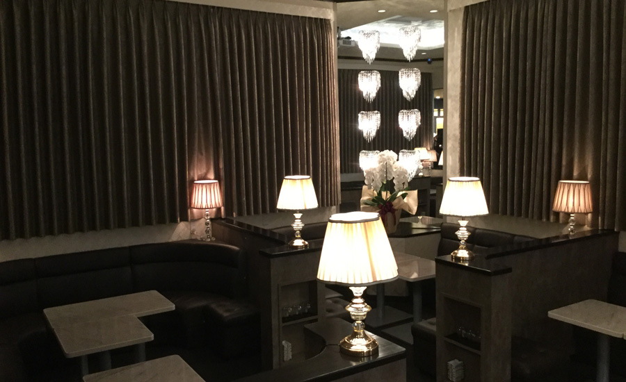 あたたかい光に囲まれた店内